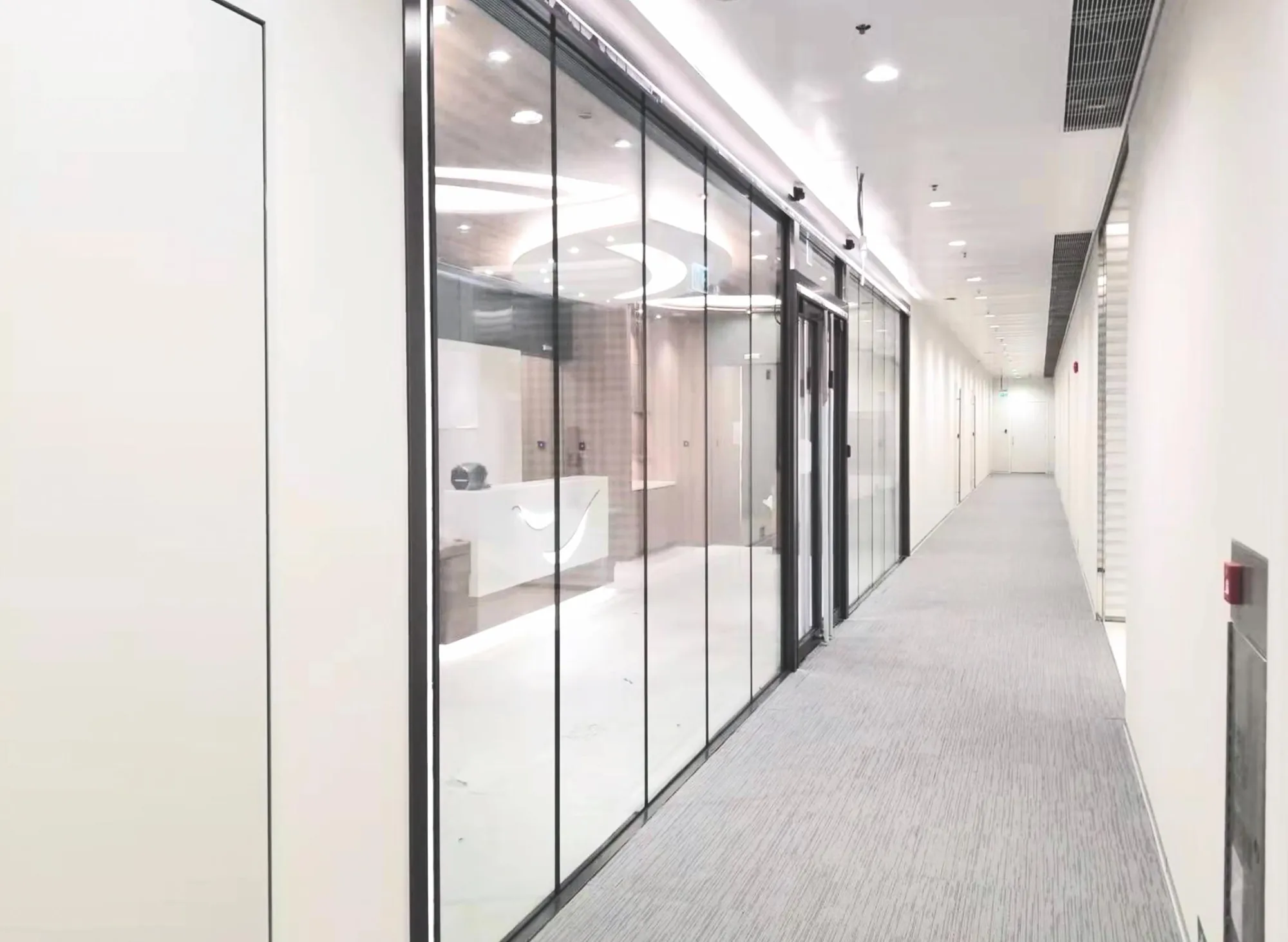 Transparent glazed partition application